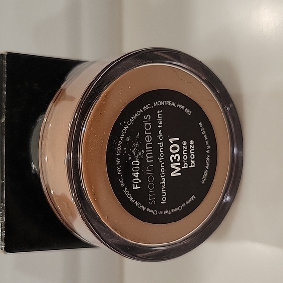 Smooth Minerals foundation, New in box, no tags - Picture 4 of 4